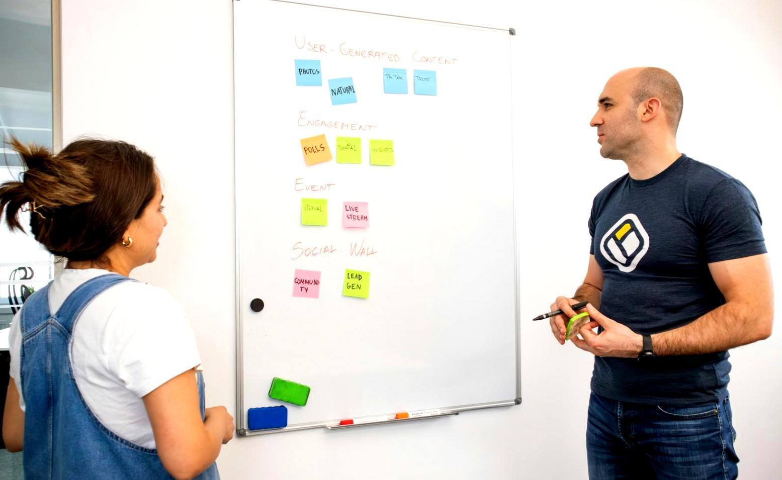 Finanzberatung Gespräch zwischen Berater und Klient